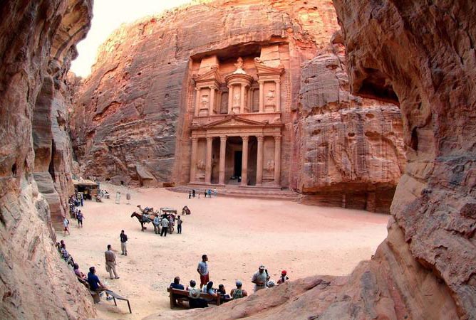 وفد إعلامي ألماني يزور مدينة البترا ويطلع على مقوماتها السياحية