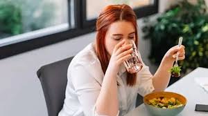 هل يزيد شرب المياه أثناء تناول الطعام الوزن حقا؟ الخبراء يجيبون
