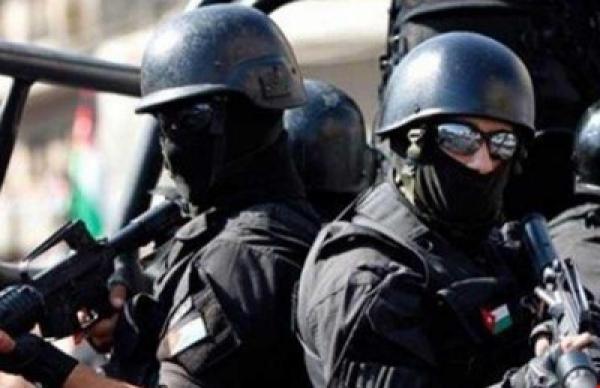 إصابة مهربي مخدرات وضبط ثالث وأسلحة في مداهمة أمنية