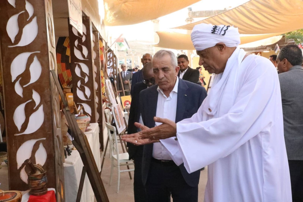 الرواشدة يفتتح الرواشدة أجنحة معرض السفارات العربية والأجنبية في مهرجان جرش