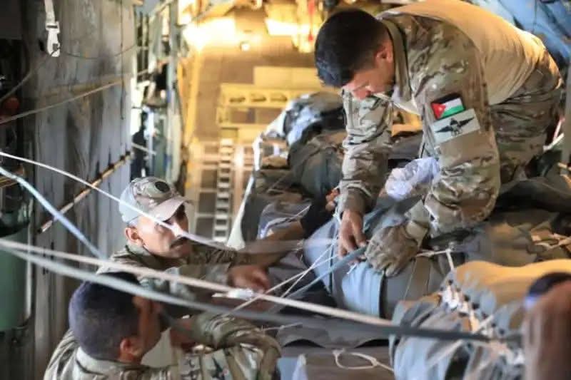 القوات المسلحة الأردنية تنفذ إنزالين جويين جديدين على قطاع غزة