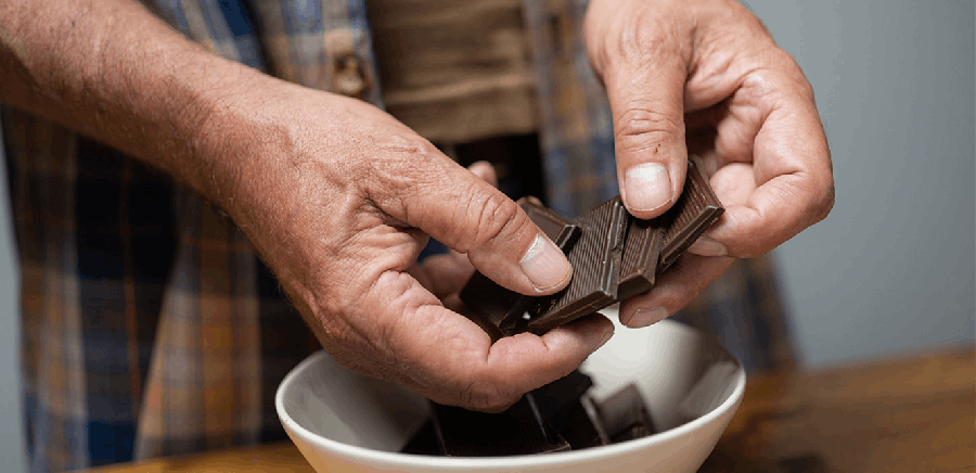باحثون يجدون رابطًا بين الشوكولاتة الداكنة وعلامات الشيخوخة البيولوجية