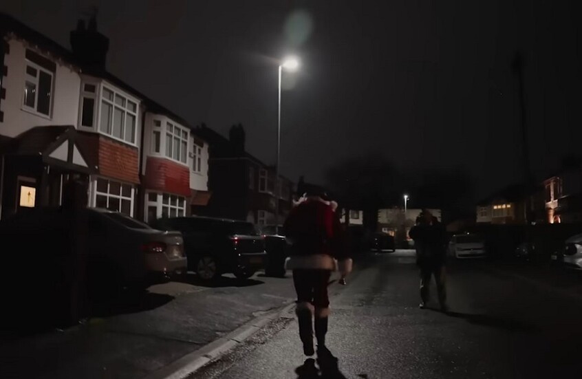 سرا.. نجم يلعب دور بابا نويل في شوارع مانشستر