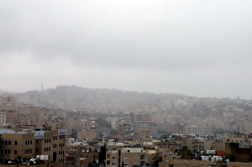 أمطار رعدية ورياح قوية وتحذيرات من الانزلاق وتدني الرؤية