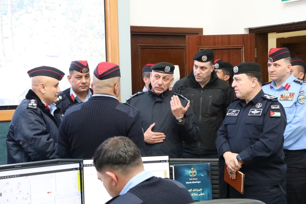 مدير الأمن العام يتفقد الدفاع المدني ومركز القيادة والسيطرة (911)