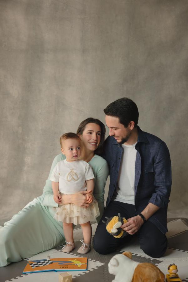 ولي العهد: مني ومن رجوة وصغيرتنا إيمان كل عام وأنتم بخير