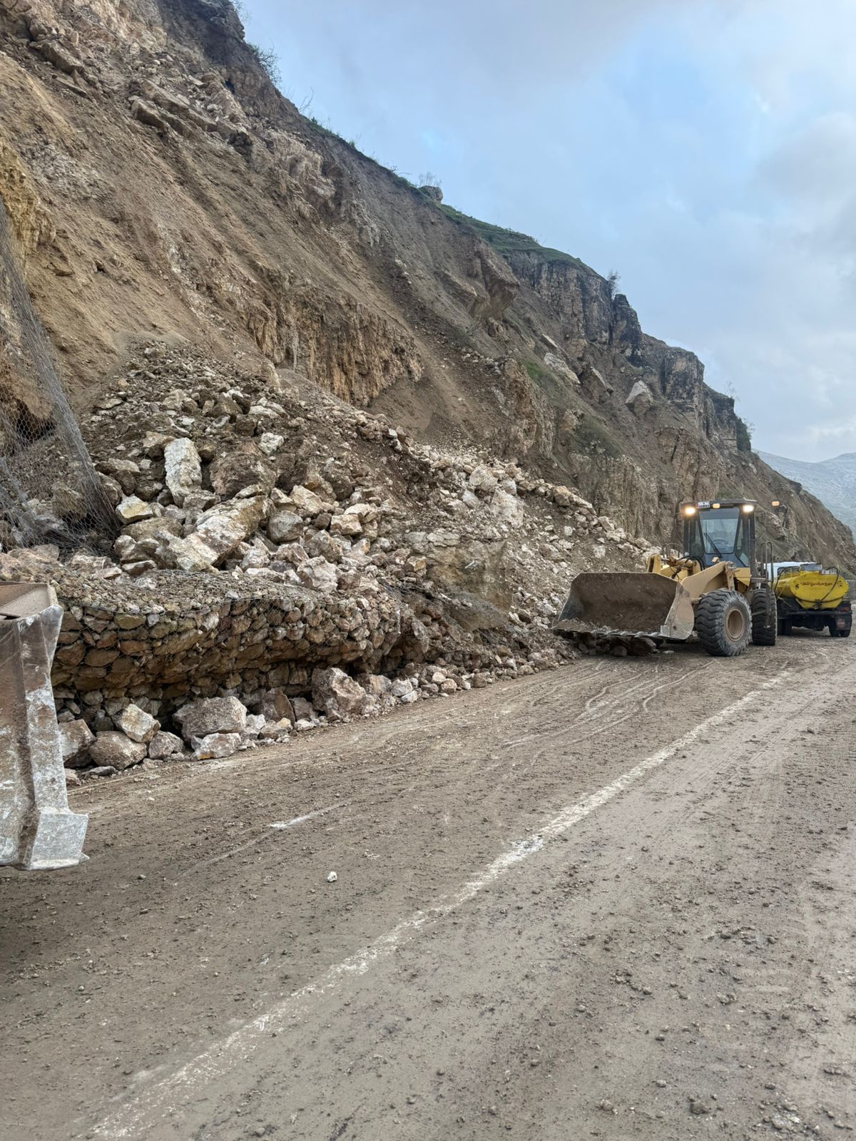 الأشغال توضح تفاصيل انهيارات صخرية على طريق العارضة – دير علا