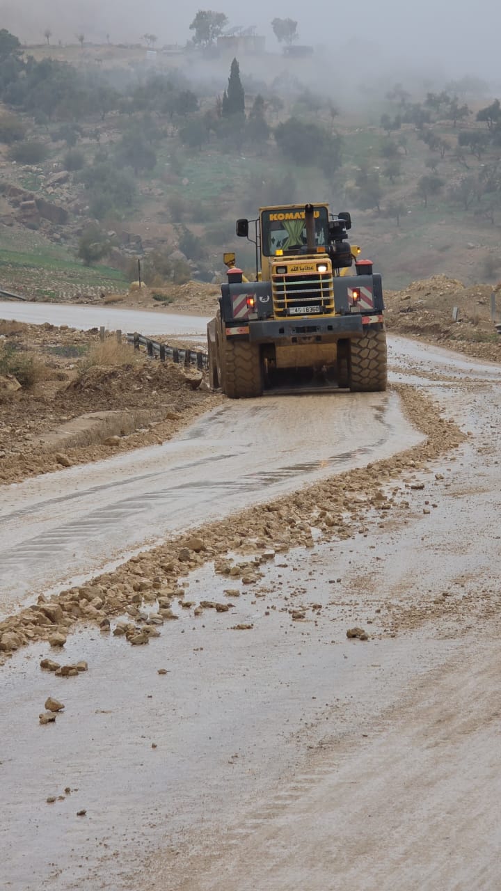 أشغال الكرك تتعامل مع انجرافات على الطريق الرابط مع الأغوار الجنوبية