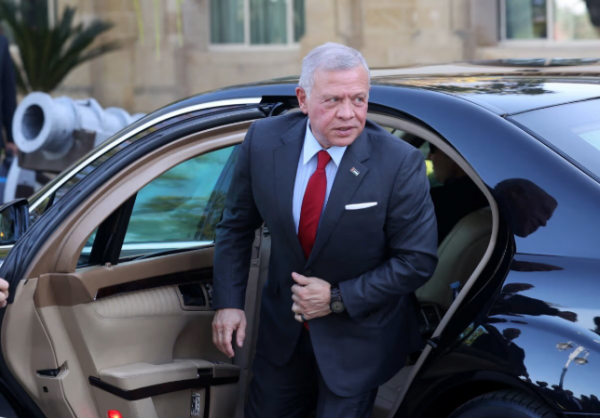 الملك يغادر أرض الوطن متوجها إلى لندن