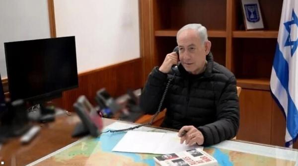 خريطة وكتاب .. صورة نتنياهو الوحيدة منذ الحرب تثير التساؤل