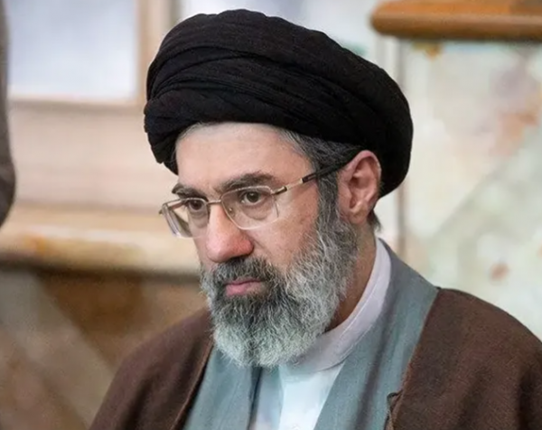 المرشد الأعلى الإيراني الجديد يدعو إلى إبقاء مضيق هرمز مغلقا