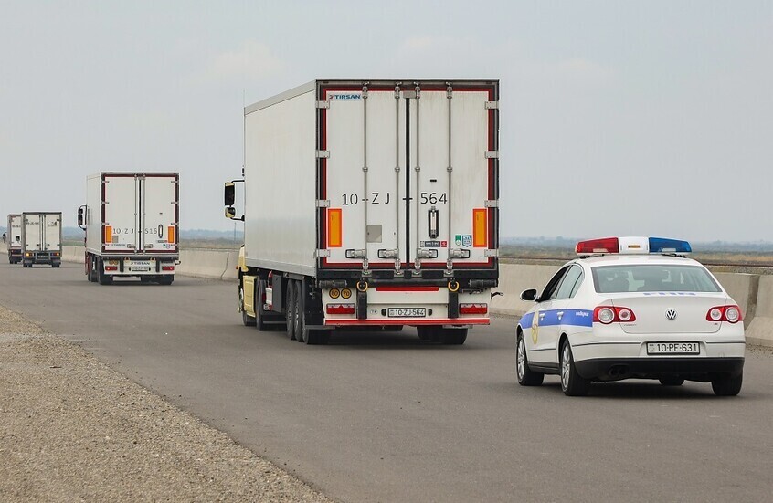 شاحنات محملة بالأدوية الروسية لطهران عبرت الحدود الأذربيجانية الإيرانية