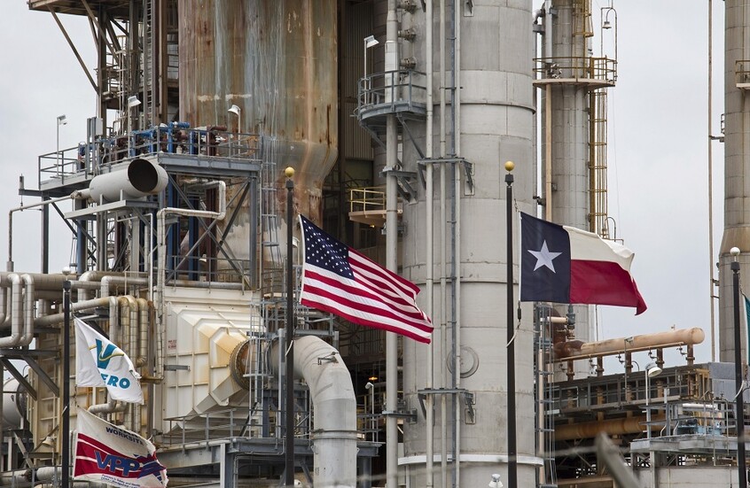 انفجار ضخم واندلاع حرائق في مصفاة نفط بولاية تكساس الأمريكية (فيديو)