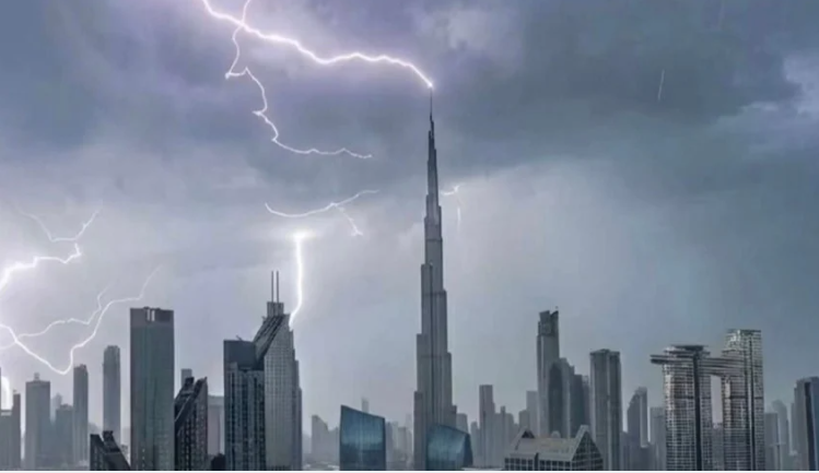 دليل النجاة من الصواعق .. خطوات تنقذ حياتك إذا حاصرك البرق في مكان مفتوح