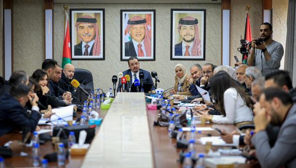 العمل النيابية تبحث وصحفيين اقتصاديين قانون الضمان